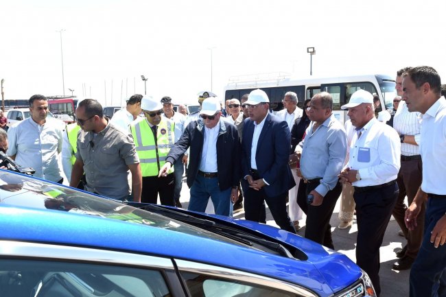 مدبولي يتفقد محطتي شحن سيارات وأتوبيسات كهربائية بشرم الشيخ