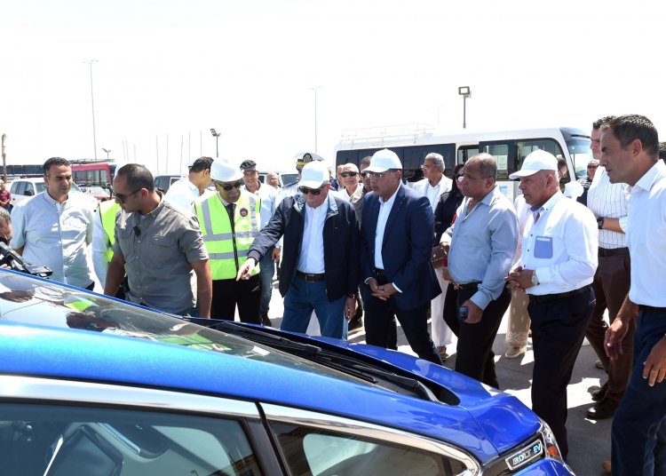 مدبولي يتفقد محطتي شحن سيارات وأتوبيسات كهربائية بشرم الشيخ