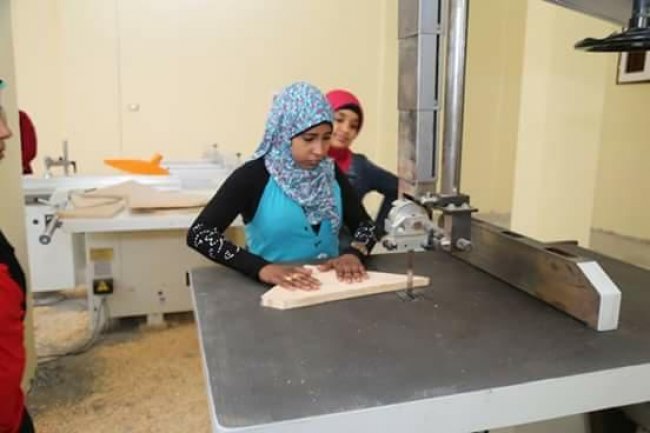 مدبولي يستعرض تقريرًا عن تخريج الدفعتين الثانية والثالثة من مبادرة "صنايعية مصر"