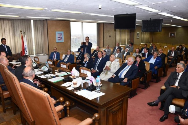  وزير السياحة والآثار يلتقي مع أعضاء جمعية رجال الأعمال المصريين 