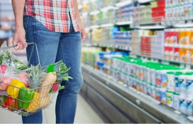 تراجع الزيت واللحوم.. أسعار أبرز السلع الأساسية في الأسواق اليوم 