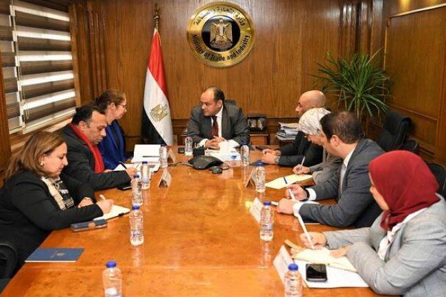 وزير التجارة يبحث مع ممثلي البنك الدولي استراتيجية تطوير الصناعة 