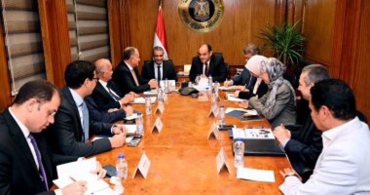 «الصناعة»: إتاحة 100 فدان مرفقة مخصصة للصناعات التى تخدم قطاع الجلود