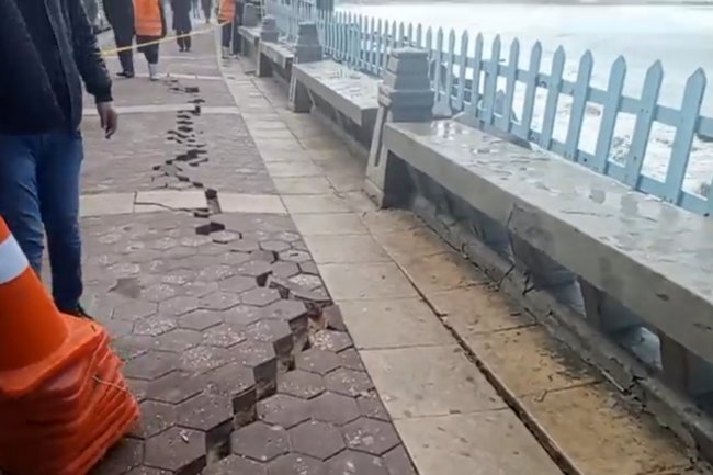 الأمواج تتسبب فى شرخ بكورنيش الإسكندرية.