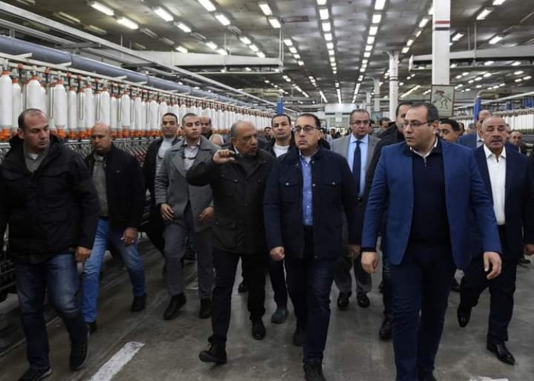 «مدبولى» يؤكد أهمية الالتزام بالتوقيتات المحددة للانتهاء من الأعمال  الخاصة بالمصانع الجديدة أو الجاري تطويرها