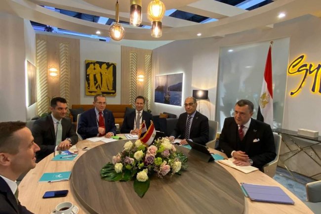 وزير السياحة يبحث منظمي الرحلات على تشغيل رحلات طيران للمقاصد السياحية المختلفة في مصر