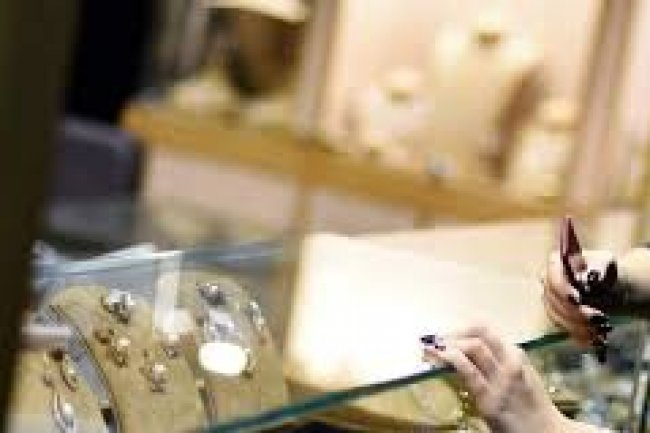  تراجع أسعار الذهب بقوة قبل أيام من اجتماع لجنة السياسات النقدية 