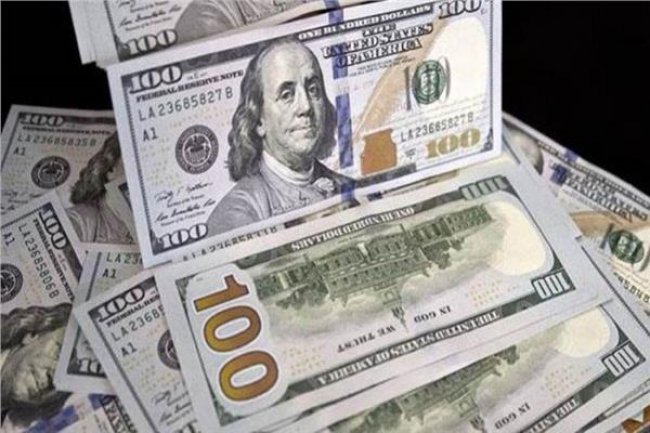 علي عكس المتوقع.. تراجع سعر صرف الدولار 