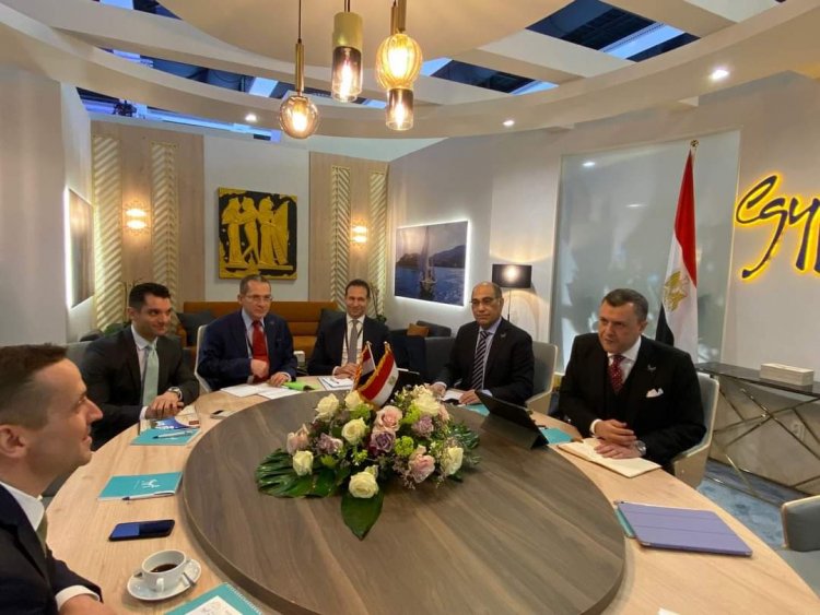 وزير السياحة يبحث منظمي الرحلات على تشغيل رحلات طيران للمقاصد السياحية المختلفة في مصر