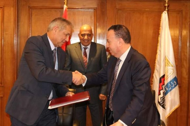 وزير قطاع الأعمال العام ينهي نزاعا استمر 12 عاما