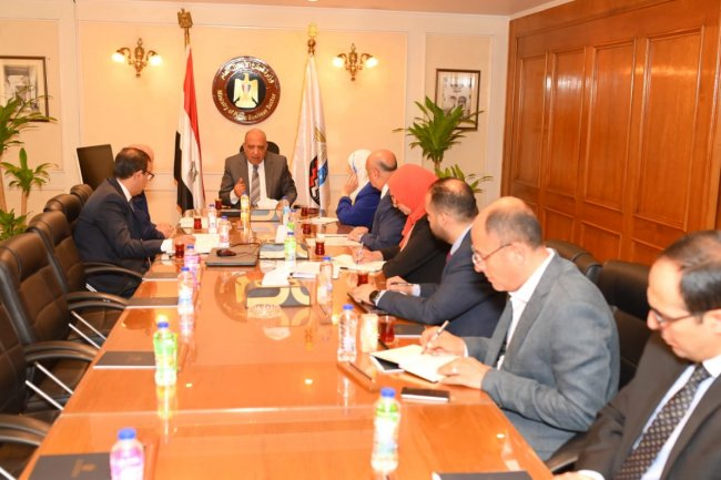 عرض منتجات"مدينة دمياط للأثاث"  بفروع "عمر أفندي" و"بيع المصنوعات" و"بنزايون"