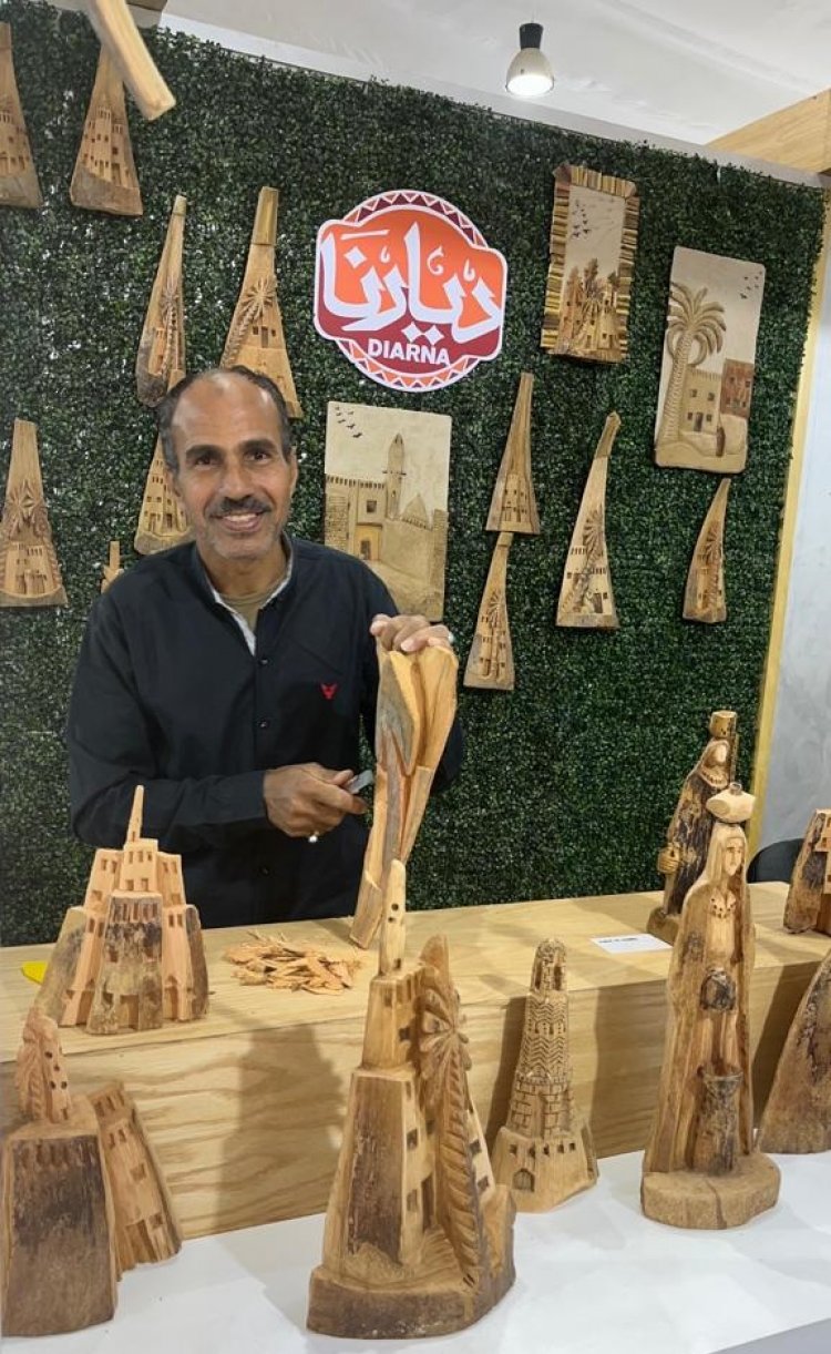 مصري يحول مخلفات النخيل إلى لوحات فنيه ومصدر للدخل 