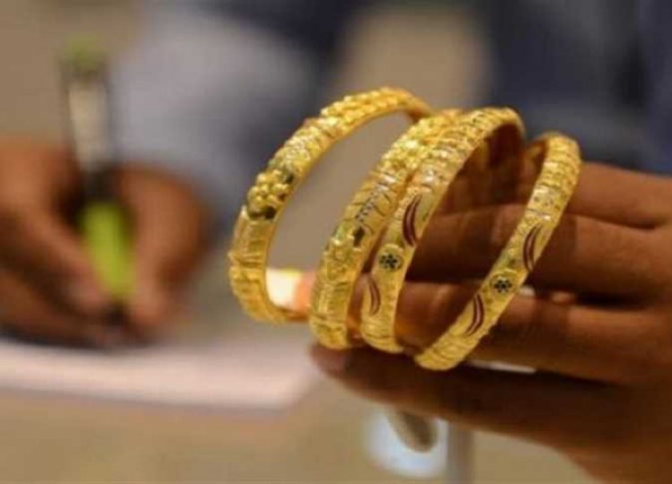 الذهب يتراجع محليا وعالميا 