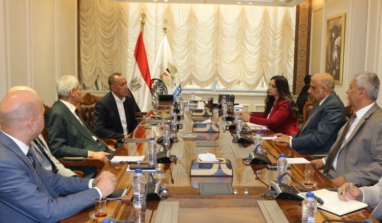 وزير قطاع الأعمال العام يبحث مع رئيس هيئة الشراء الموحد إنشاء أول مصنع لأكياس الدم في مصر