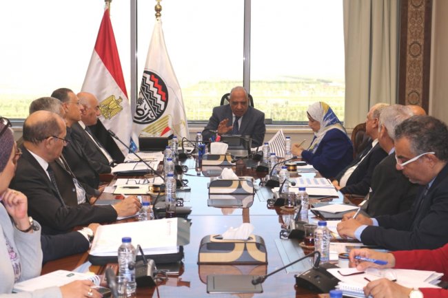 وزير قطاع الأعمال العام يوجه بضرورة التواجد بين العاملين والاستماع لهم والتوضيح ط