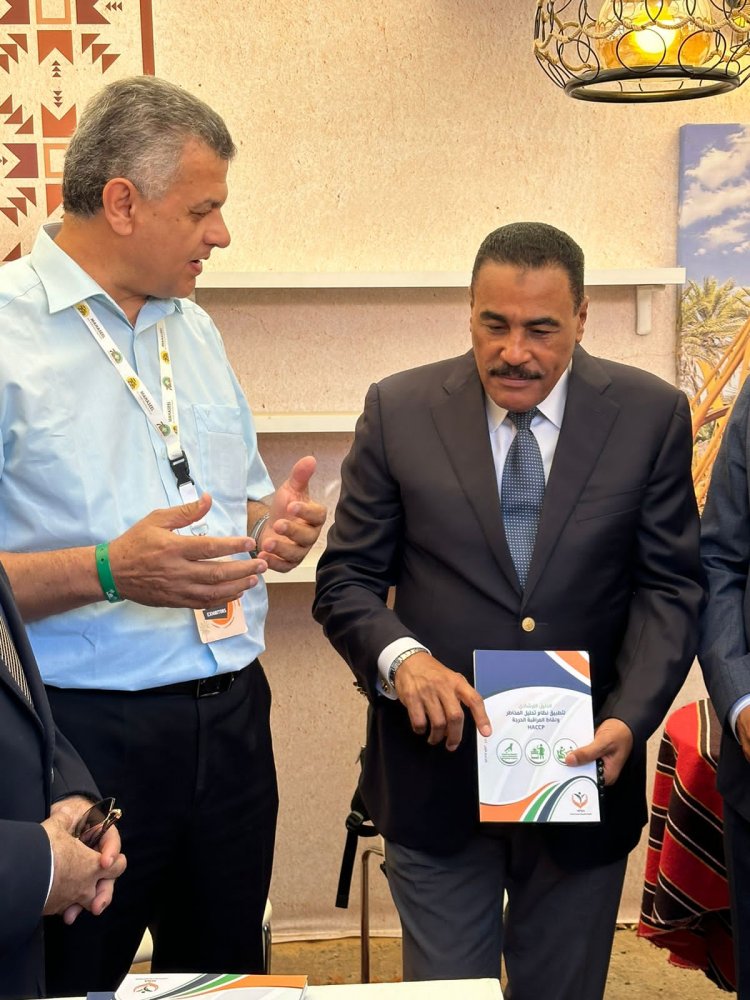 محافظ مطروح يتفقد جناح غرفة الصناعات الغذائية بمهرجان التمور السابع