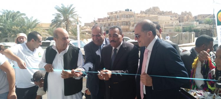 محافظ مطروح يفتتح منفذين للشركة المصرية للتنمية الزراعية بسيوة