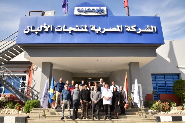 في إطار شراكتهما الاستراتيجية  *جهينه تستضيف العضو المنتدب لشركة تتراباك في جولة تفقدية داخل مصانعها