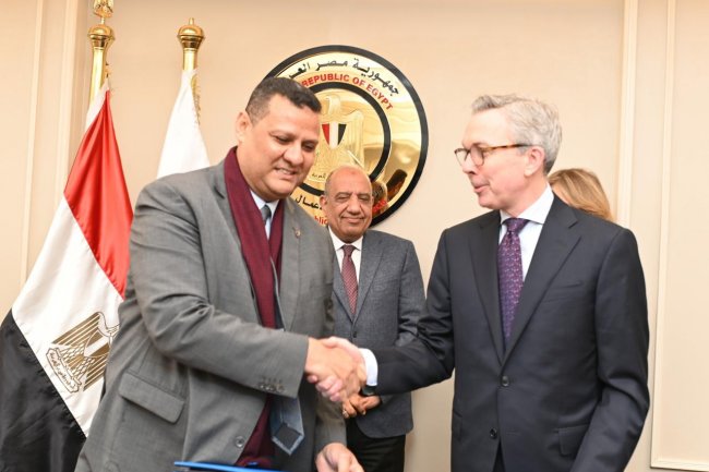 وزير قطاع الأعمال العام يشهد توقيع اتفاق بناء محطة طاقة شمسية لإنتاج الكهرباء لشركة مصر للألومنيوم